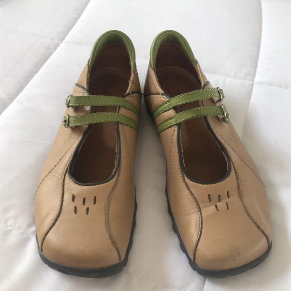 NWOT Caterpillar Inc. Mary Janes. Size 6. - Picture 3 of 16